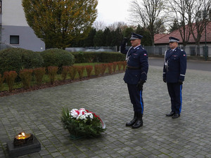 Komendant wojewódzki Policji przed obeliskiem pamięci zamordowanych policjantów II RP