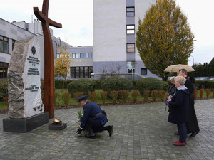 uczestnicy uroczystości przed obeliskiem pamięci zamordowanych policjantów II RP