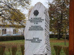 obelisk pamięci zamordowanych policjantów II RP