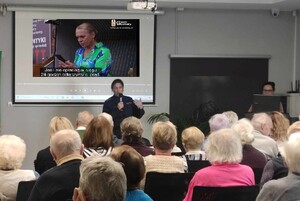 Dzień seniora; policjantka podczas prelekcji z seniorami