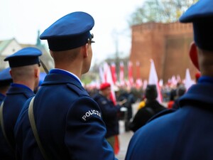 Kompania Honorowa KWP w tle flagi