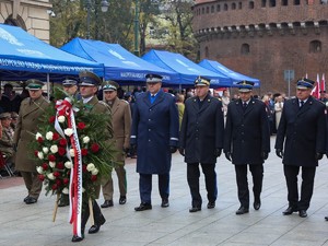 Przedstawiciele służb mundurowych garnizonu Krakowskiego wśród nich Komendant Wojewódzki Policji w Krakowie