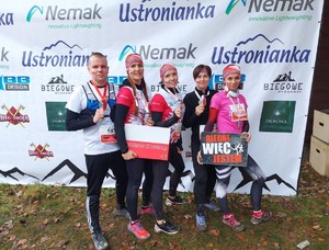 Górski Bieg Niepodległościowy Jaworze 2023 biegacze z medalami