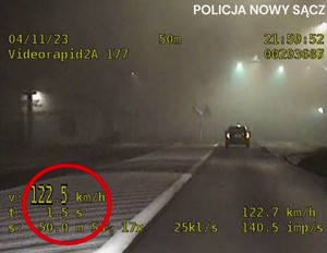 samochód jadący we mgle, fragment nagrania z wideorejestratora