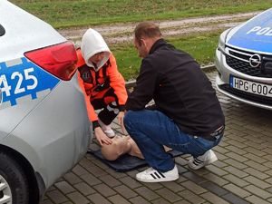 Akcja Żyj i ratuj życie w Jawiszowicach  uczennica ratownictwa pokazuje kierowcy resuscytację