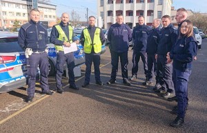 Policjanci dąbrowskiej drogówki wraz z policjantami KMP Tarnów szkolenie praktyczne na parkingu Komendy