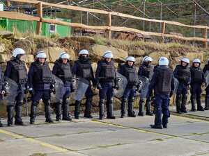 umundurowani policjanci stojący w szyku