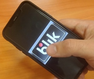 telefon komórkowy trzymany w ręce