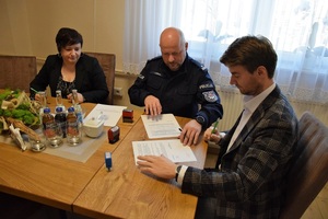 Podpisanie porozumienie w obecności Skarbnika Gminy