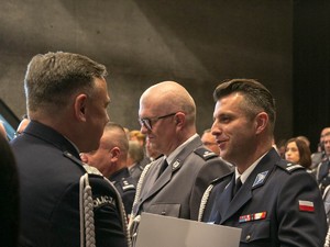 Komendant Wojewódzki Policji wręcza akt mianowania na stopień