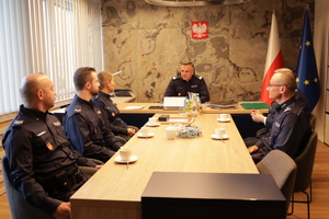 Komendant Wojewódzki Policji w Krakowie z wyróżnionymi policjantami