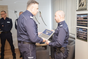Komendant Wojewódzki Policji w Krakowie gratuluje policjantowi