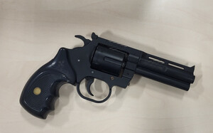 rewolwer leżący na stole
