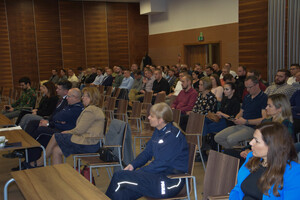 Zaproszeni goście na tle uczestników konferencji szkoleniowej