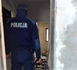 policjant sprawdza pustostan