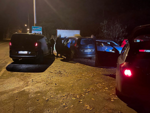 Policjanci prowadzący czynności przy samochodzie