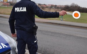 kontrola w ruchu drogowym policjant z tarczą do zatrzymywania pojazdów