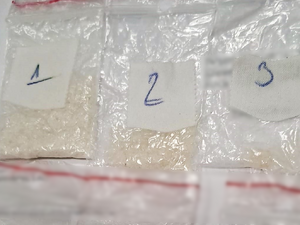 woreczki strunowe z krystaliczną substancją