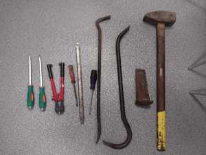 zabezpieczone narzędzia do włamań, łomy, młotek, śrubokręty
