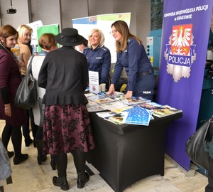 Funkcjonariusze Policji wraz z uczestnikami Kongresu.