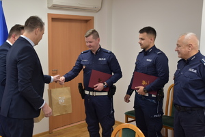 Starostwo Powiatowe w Oświęcimiu. Starosta podziękował policjantom za interwencję ratującą życie seniora  (4) policjanci otrzymuja podziękowania i upominki