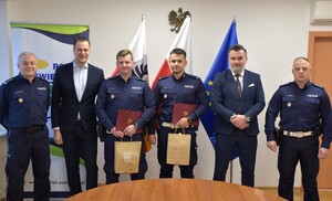 Starostwo Powiatowe w Oświęcimiu. Starosta podziękował policjantom za interwencję ratującą życie seniora  (5) zdjęcie wspólne