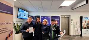 policjantki pozują do zdjęcia z klientami NFZ