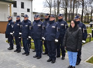 policjanci i pracownica Komisariatu Policji w Nawojowej