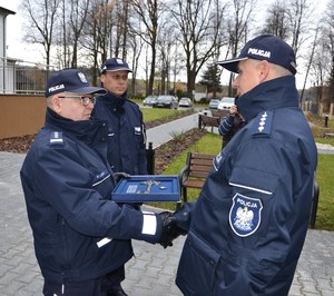 Komendant Leśniak przekazuje symboliczny klucz do komisariatu Komendantowi Cieśli