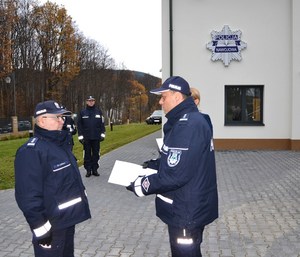 Komendant Dymura wręcza insp. R. Leśniakowi okolicznościowy list z podziękowaniami