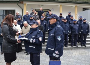 Komendant Leśniak przekazuje pani wójt gminy Łabowa podziękowanie, obok insp. Dymura