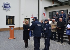 Komendant Dymura przekazuje pani sekretarz gminy Kamionka Wielka podziękowanie, obok insp. Leśniak