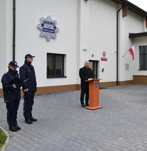 dyrektor Andrzej Pasek przy mównicy, obok lektorka i dowódca uroczystości