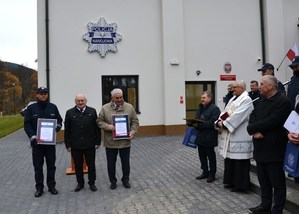 wspólne zdjęcie z podziękowaniami, od lewej Komendant Dymura, E. Ciągło, S. Kiełbasa