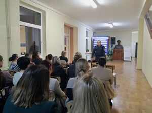 dzielnicowy podczas spotkania z rodzicami