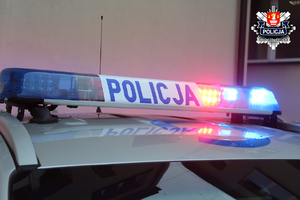 włączone sygnały policyjne na dachu radiowozu