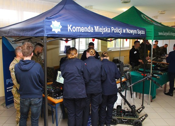 uczniowie klasy mundurowej przy stoisku promocyjnym Policji