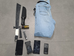 zabezpieczone niebezpieczne przedmioty gaz telefony komórkowe oraz odzież