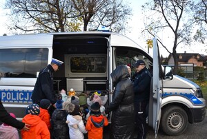 przedszkolaki oglądają z bliska radiowóz