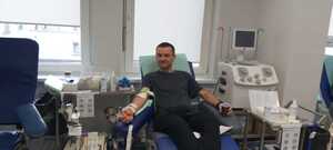 Osoba siedzi na fotelu i jest od niej pobierana krew