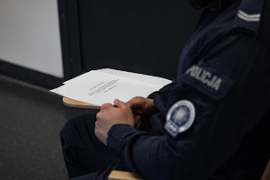 policjant piszący egzamin