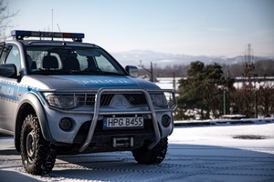 radiowóz stojący na płycie poślizgowej