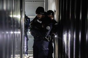 policjant z bronią przeszukuje pomieszczenie