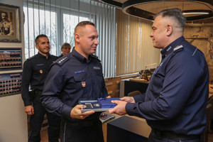 Komendant gratuluje St. asp. Paweł Hryc