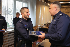 Komendant gratuluje Asp. szt. Sławomit Kagan