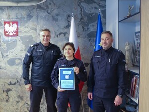 Wspólne zdjęcie Agnieszki Goły, Komendanta Wojewódzkiego Policji i przełożonego policjantki