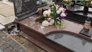 Uszkodzone wazony marmurowe na cmentarzu w miejscowości Bobrek