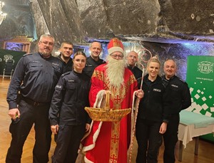 Policjanci z Wieliczki ze Świętym Mikołajem