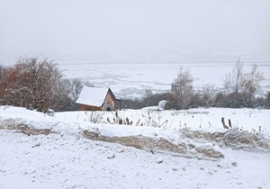 zima, domek letniskowy nad Jeziorem Rożnowskim - zdjęcie ilustracyjne