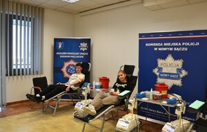 uczniowie klasy policyjnej oddają krew